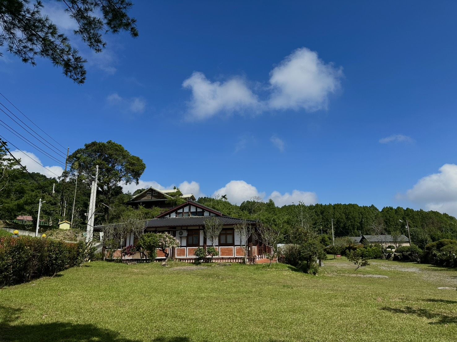 藍天白雲下的小半天南屏湖民宿與寬闊草地